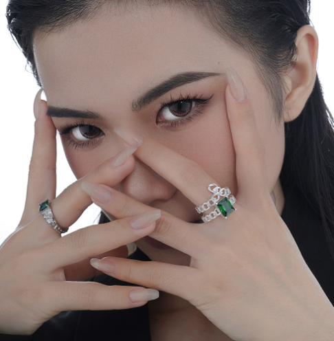 Emerald Ring for Fashionable Women