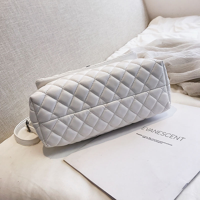 Chanel Style Diamond Pattern Shoulder Bag for Women
