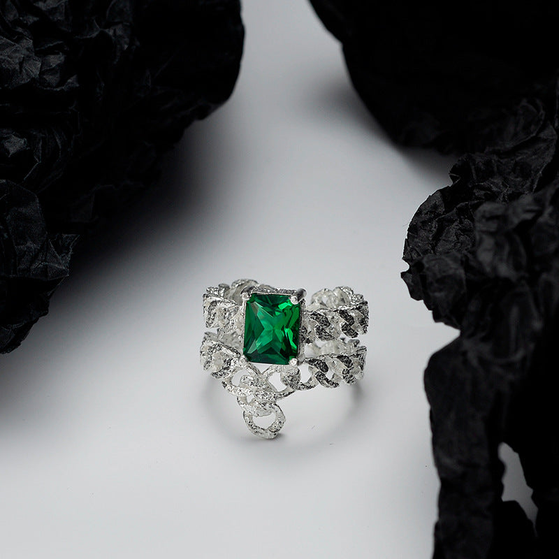 Emerald Ring for Fashionable Women