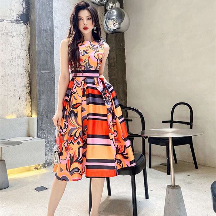 French-Style Slim Waist Dress with Beautiful Print