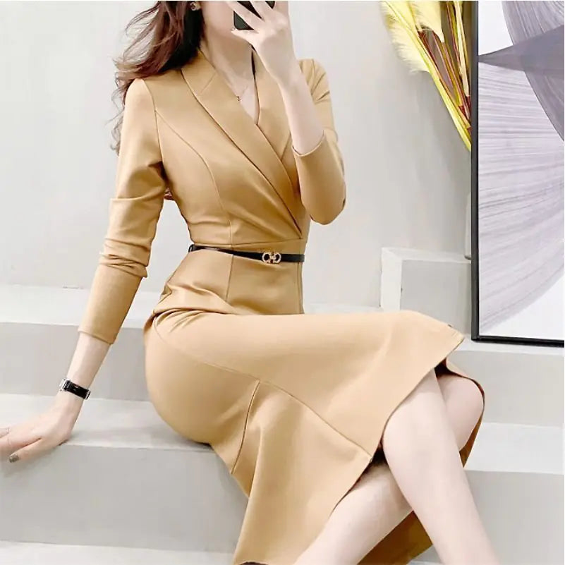 Stylish V-Neck Midi Dress with Trendy Color Block Design