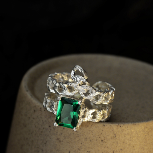 Emerald Ring for Fashionable Women
