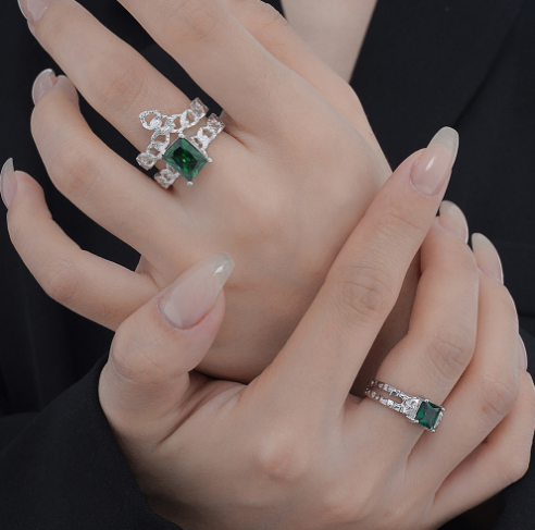 Emerald Ring for Fashionable Women
